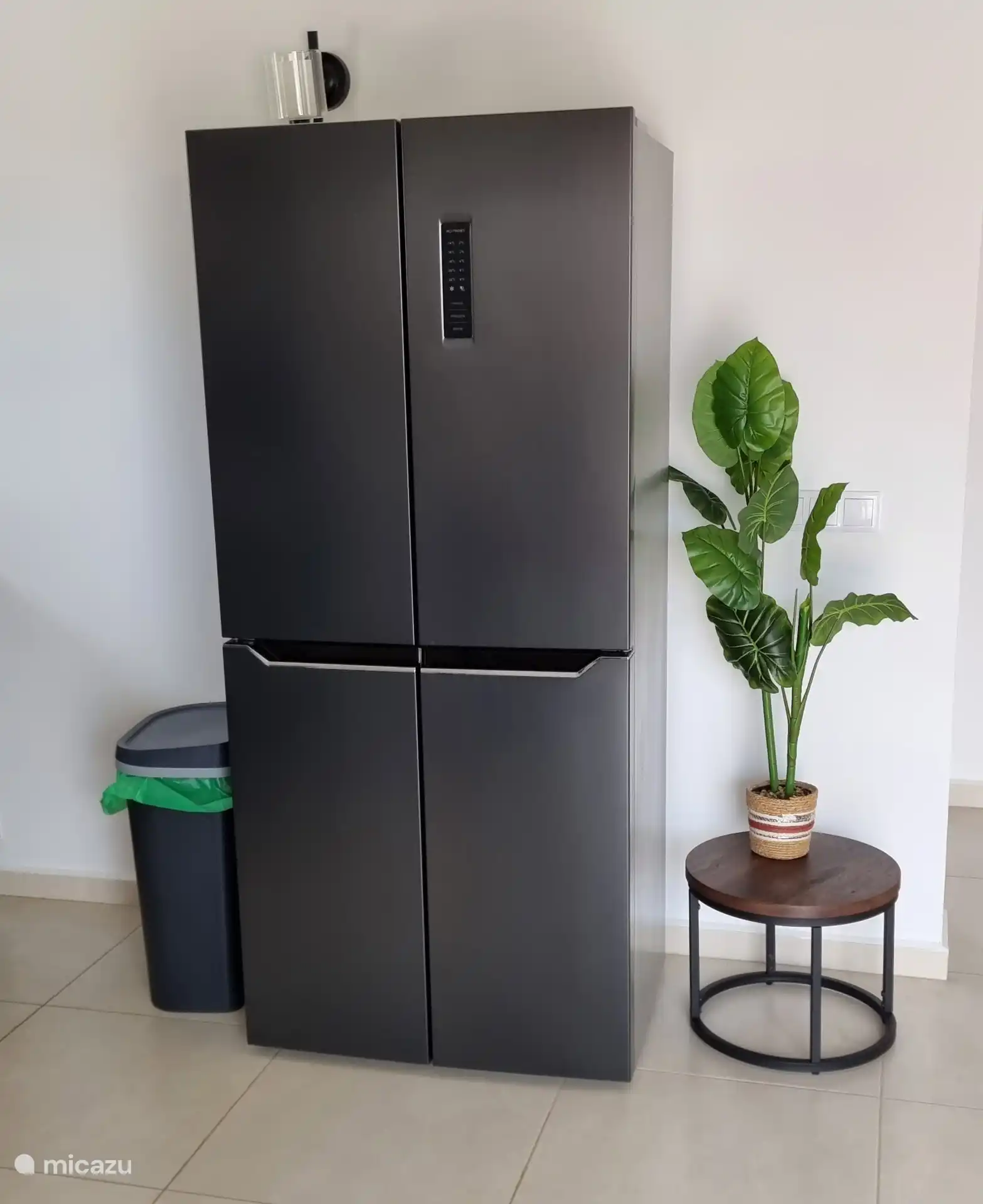 Doppeltüriger Kühlschrank mit Gefrierfach.