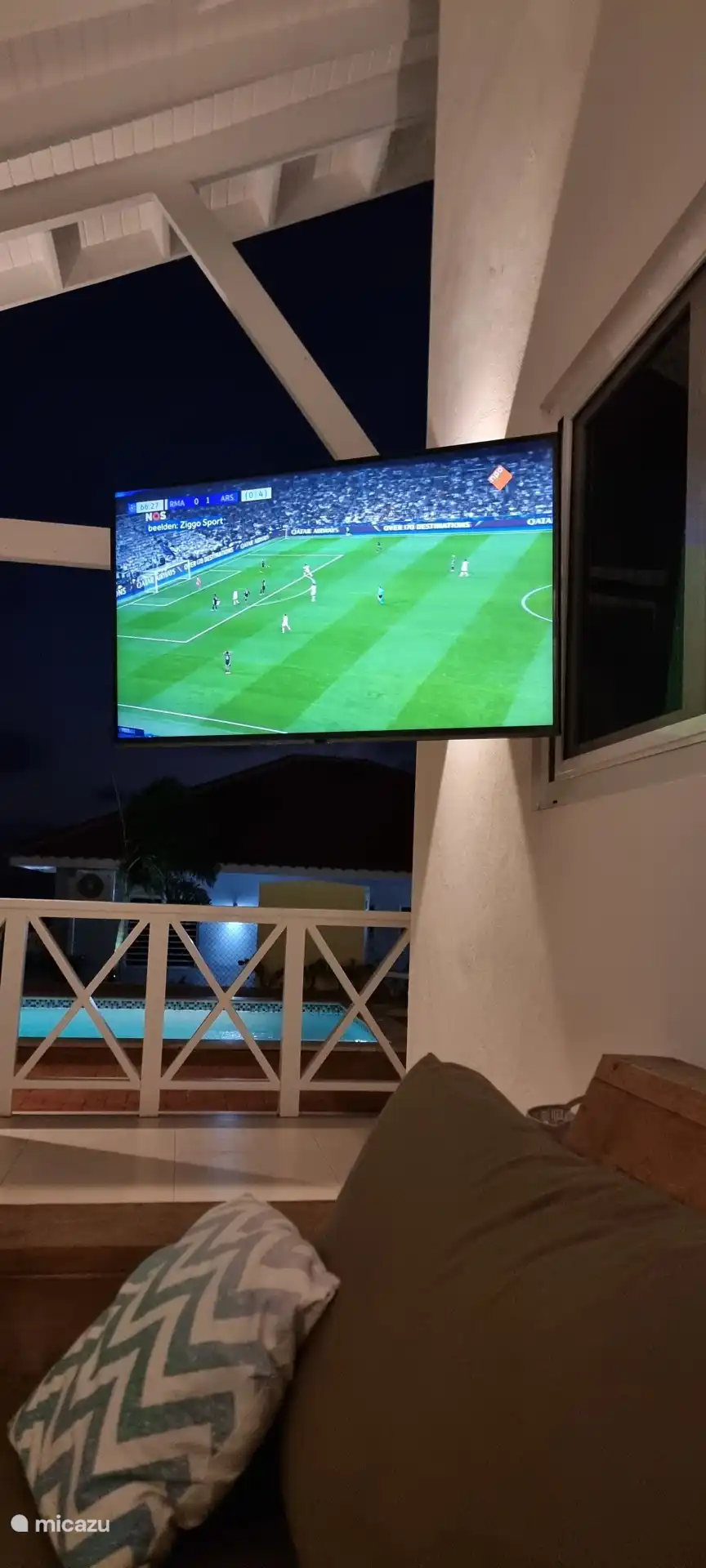 LG Smart-TV mit Firestick.
Dank der TV-Halterung ist es auch möglich, draußen fernzusehen.