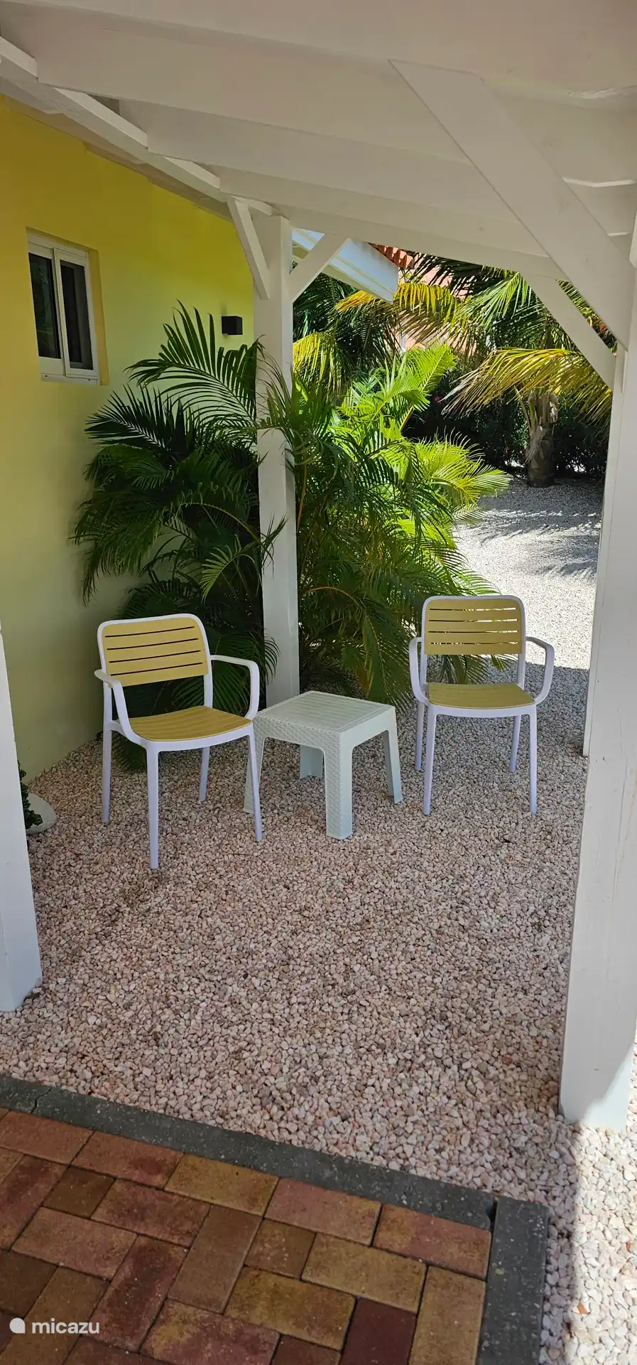 Setzen Sie sich neben das Haus und genießen Sie eine Tasse Kaffee mit Meeresblick. 