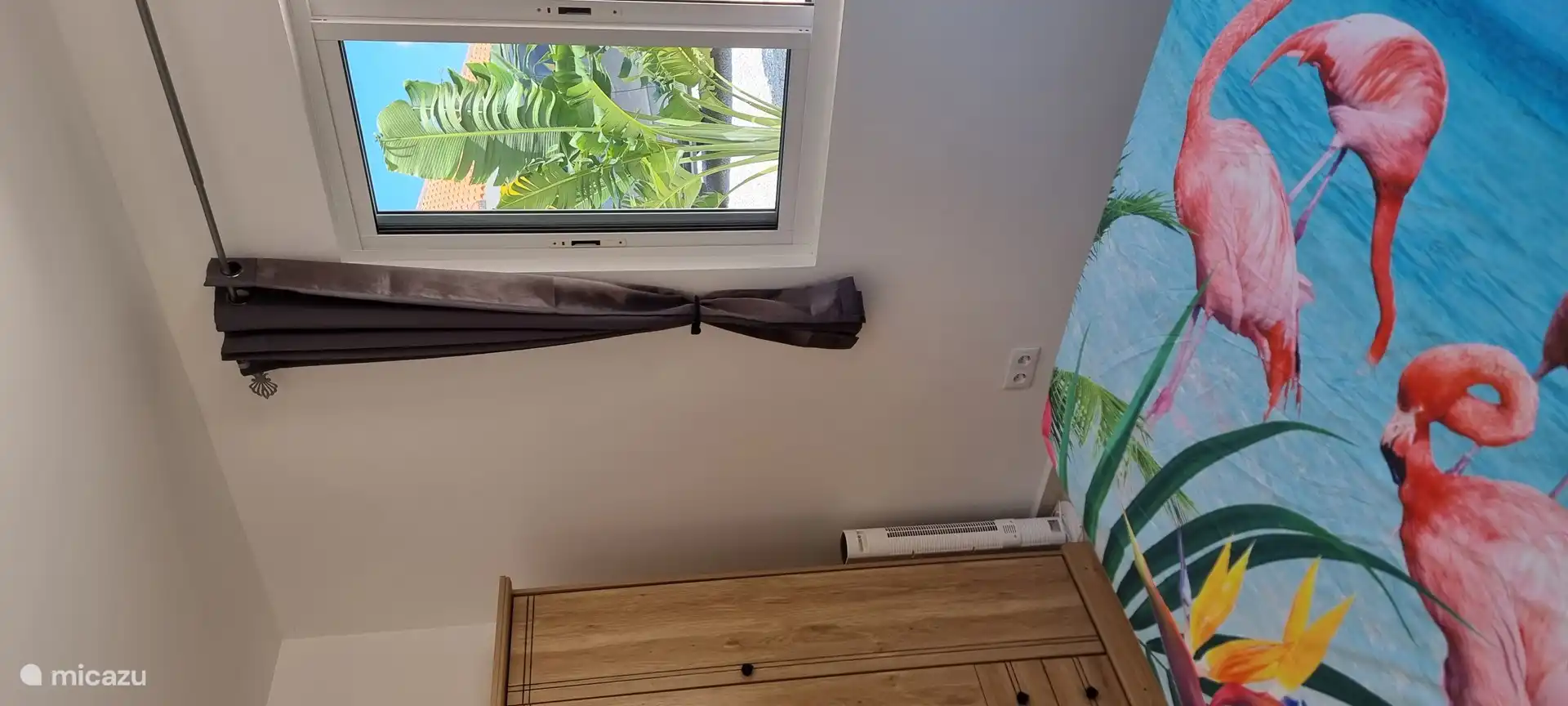 Schlafzimmer 1 mit Ventilator. Kann mit einem Hocker vor ein Bett gestellt werden. Und Kleiderschrank.