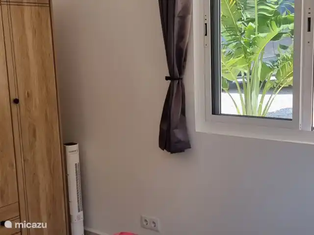 Villa Awa Blou vue mer/au vent | Curaçao, Banda Abou (ouest), Fontein - villa Chambre 1 avec ventilateur. Peut être placé devant un lit avec un tabouret. Et une garde-robe.