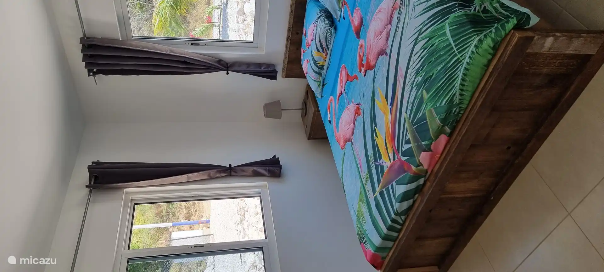 Schlafzimmer 1 mit Doppelfenstern.