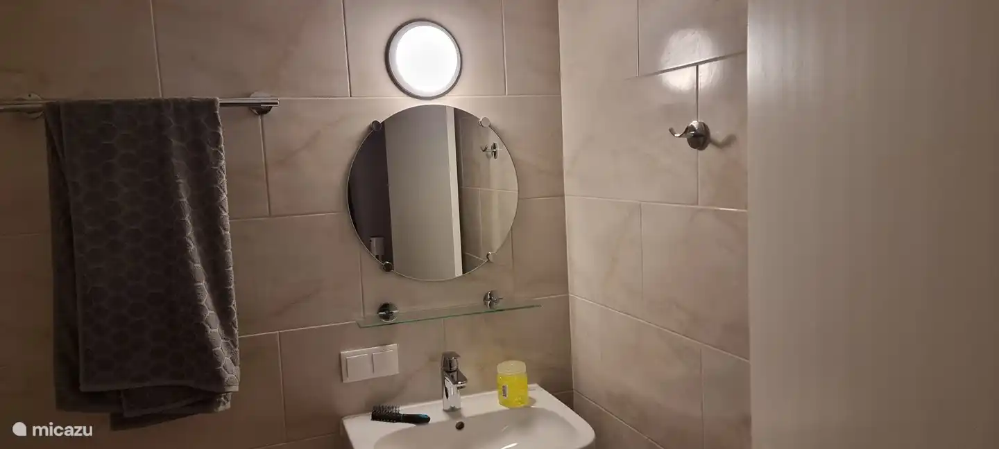 Zwei identische Badezimmer Foto 1.