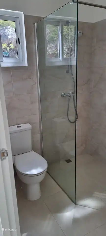 Zwei identische Badezimmer Foto 2.