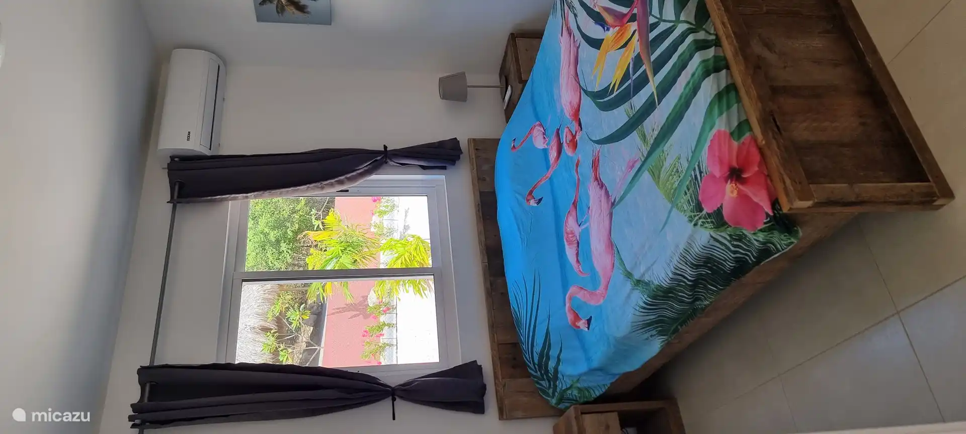 Schlafzimmer 2 verfügt außerdem über Klimaanlage, Ventilator und Kleiderschrank.