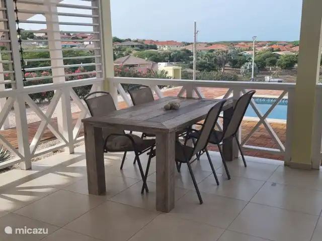 Villa Awa Blou vue mer/au vent | Curaçao, Banda Abou (ouest), Fontein - villa Table à manger en bois d'échafaudage robuste.