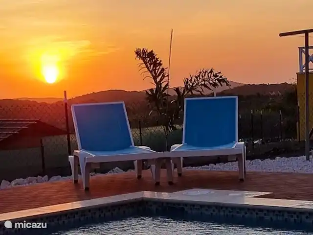 Villa Awa Blou vue mer/au vent | Curaçao, Banda Abou (ouest), Fontein - villa 2 lits de plage pour se détendre au bord de la piscine.