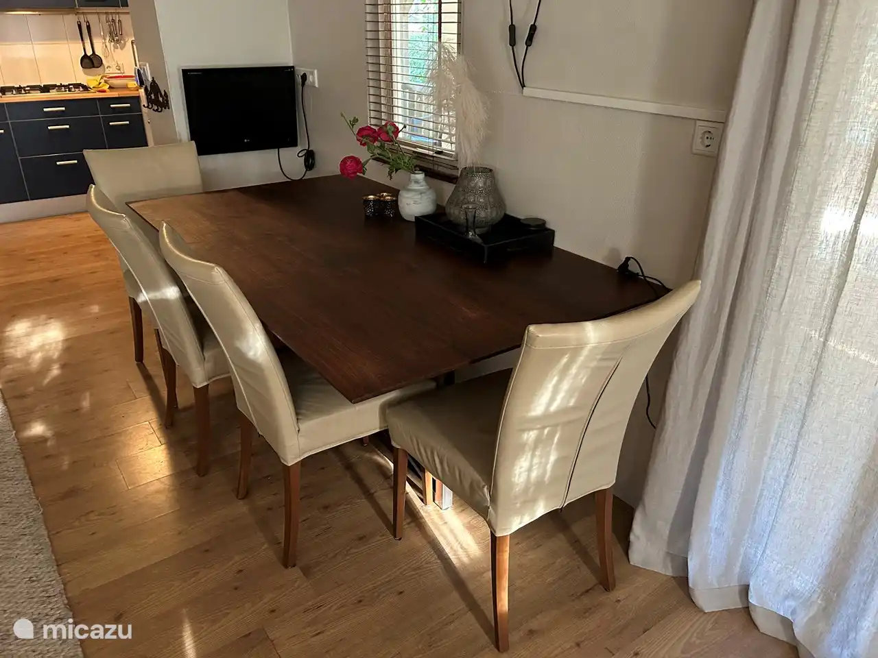 Geräumige Sitzecke mit TV