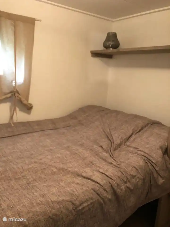 Doppelzimmer mit Platz für Koffer unter dem Bett