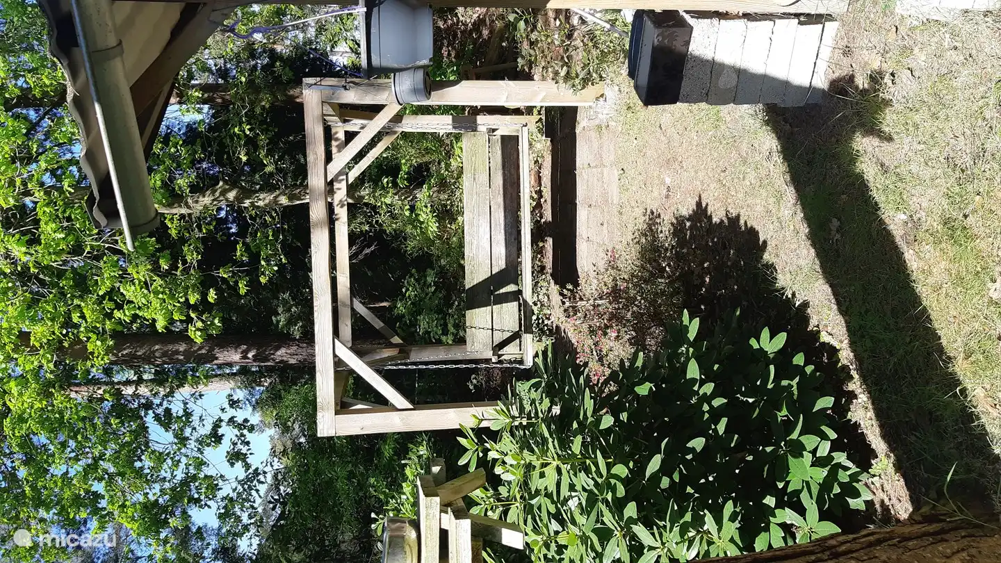 Wunderschöne Schaukelbank aus Holz