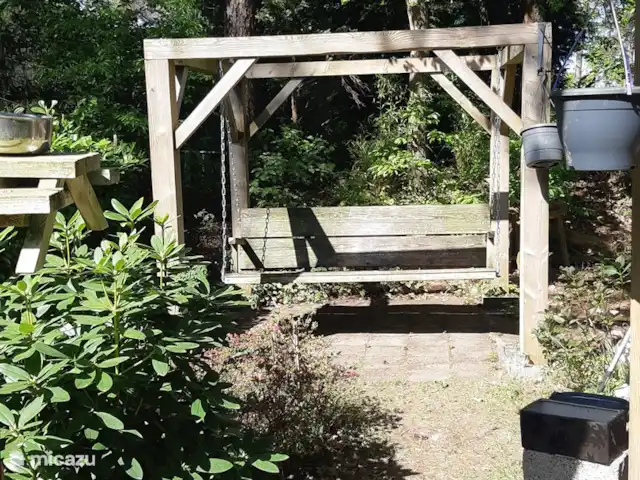 Chalet 39 De l'Écureuil | Pays-Bas, Overijssel, Raalte - chalet Magnifique banc balançoire en bois
