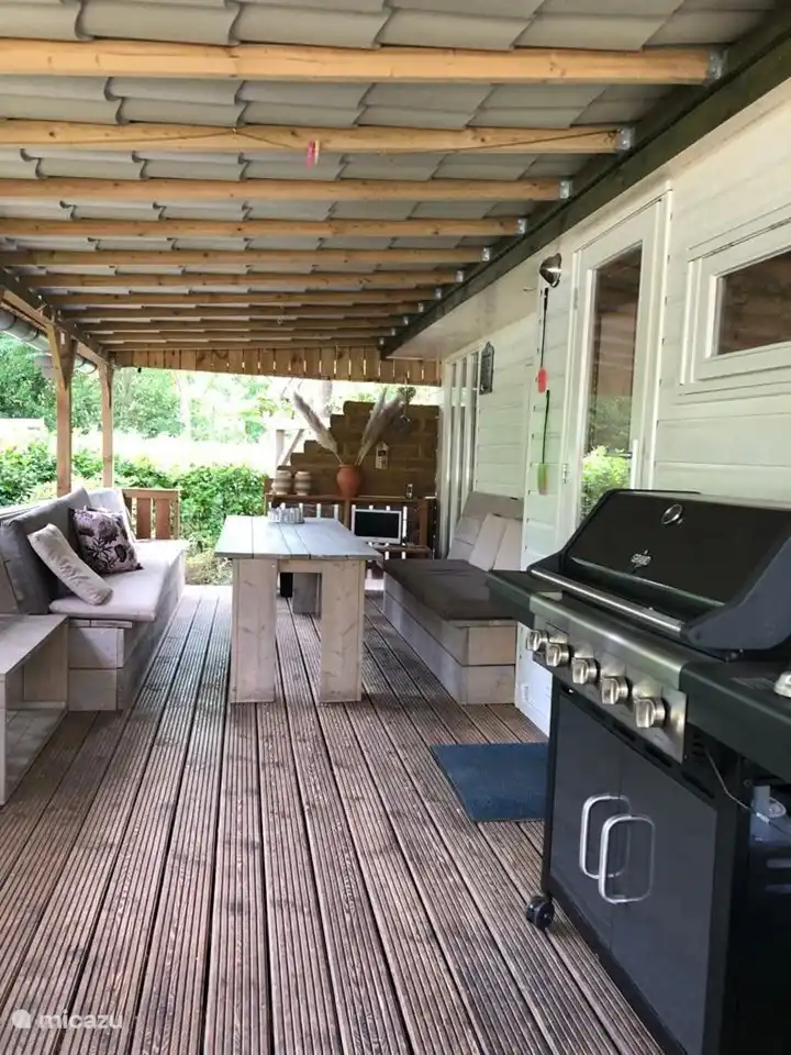 Schöne große Veranda mit super Gasgrill
Sehr geräumiger Tisch und Bank für 6 Personen