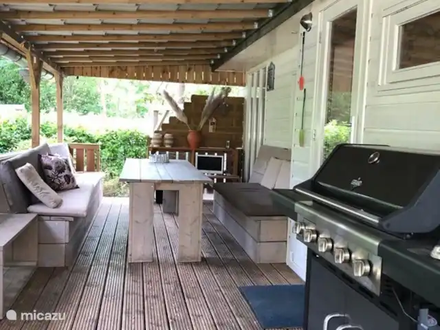 Chalet 39 De l'Écureuil | Pays-Bas, Overijssel, Raalte - chalet Belle grande véranda avec super BBQ au gaz
Table et banc très spacieux pour 6 personnes