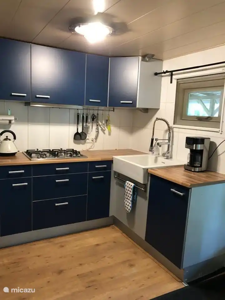 Geräumige Küche mit Mikrowelle und Kombibackofen.
Nespresse-Maschine verfügbar