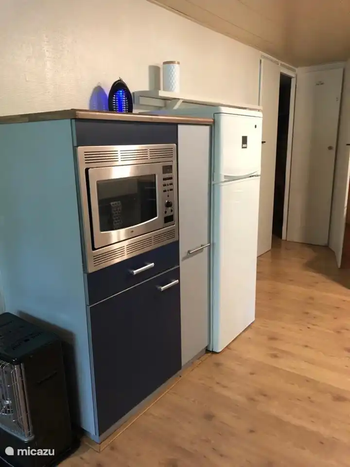 Küche Mikrowelle und Backofen.