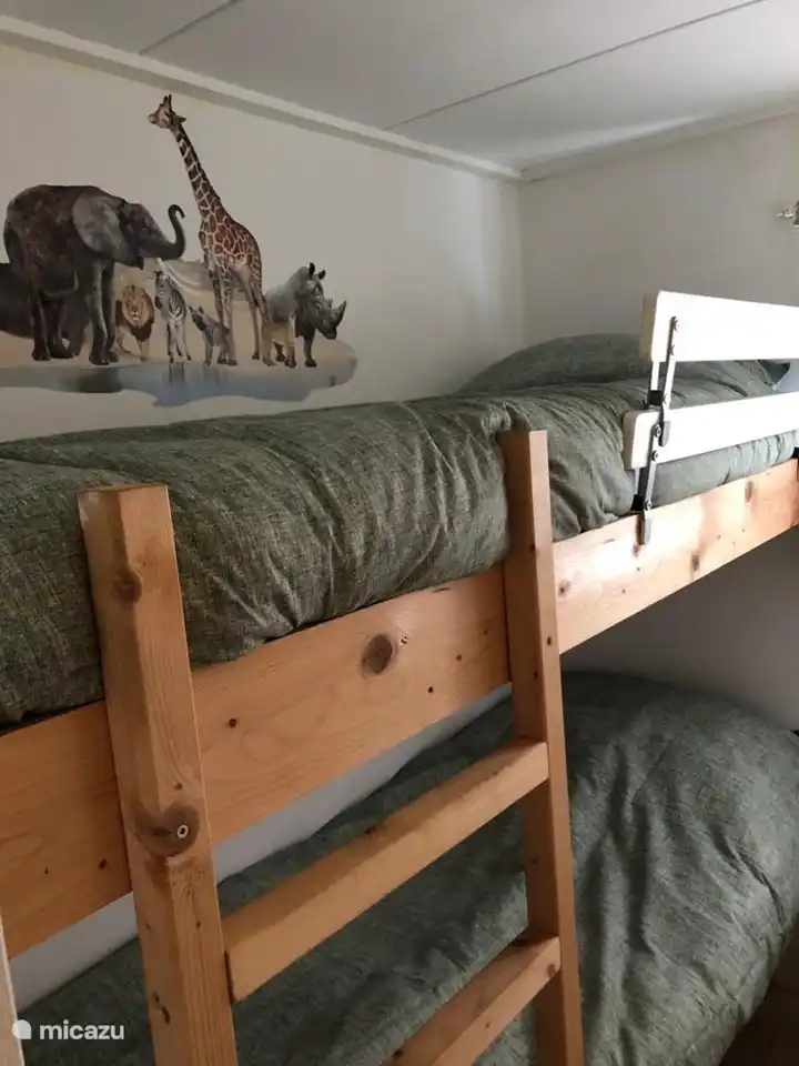 schönes Kinderzimmer mit Etagenbett