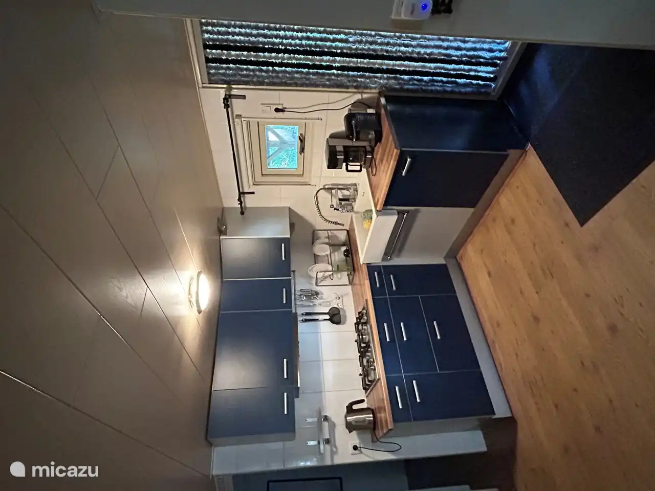 Schöne geräumige Küche