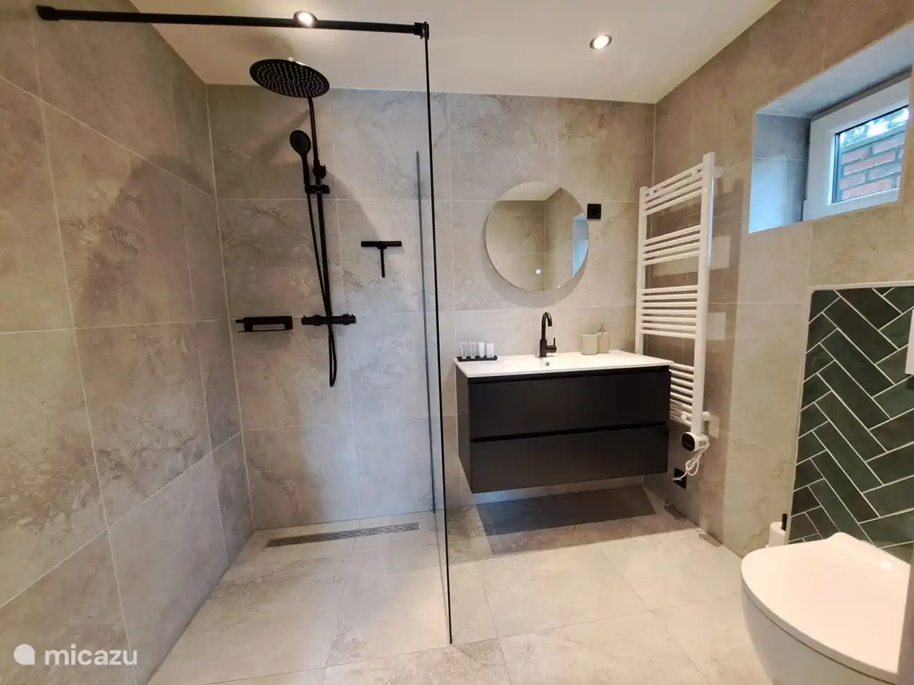 Eigenes Badezimmer mit ebenerdiger Dusche