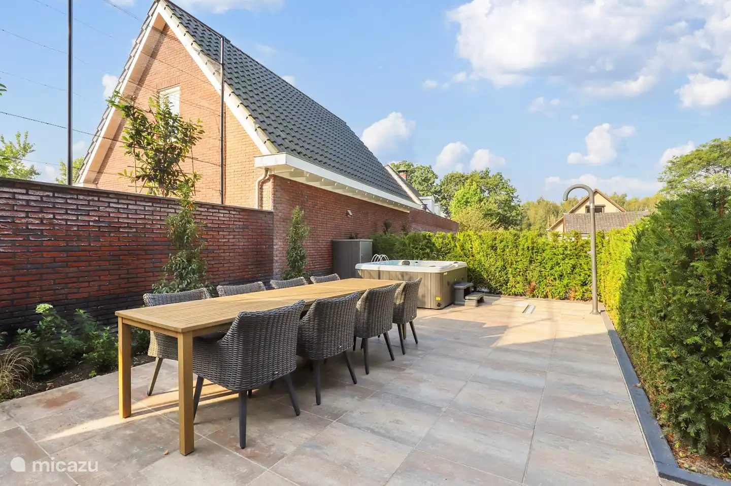 Außenterrasse mit Gartenmöbeln