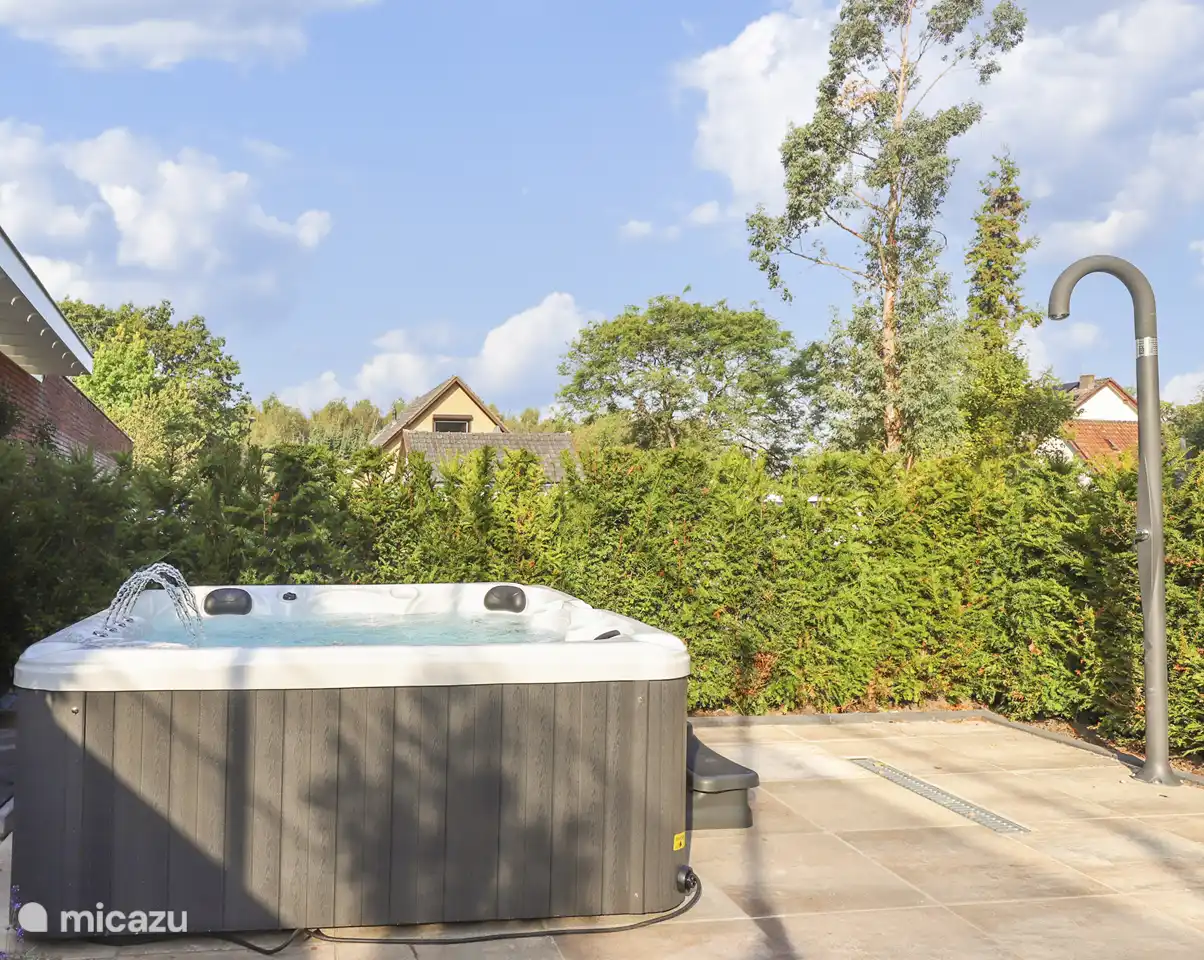 Whirlpool für 5 Personen mit Außendusche