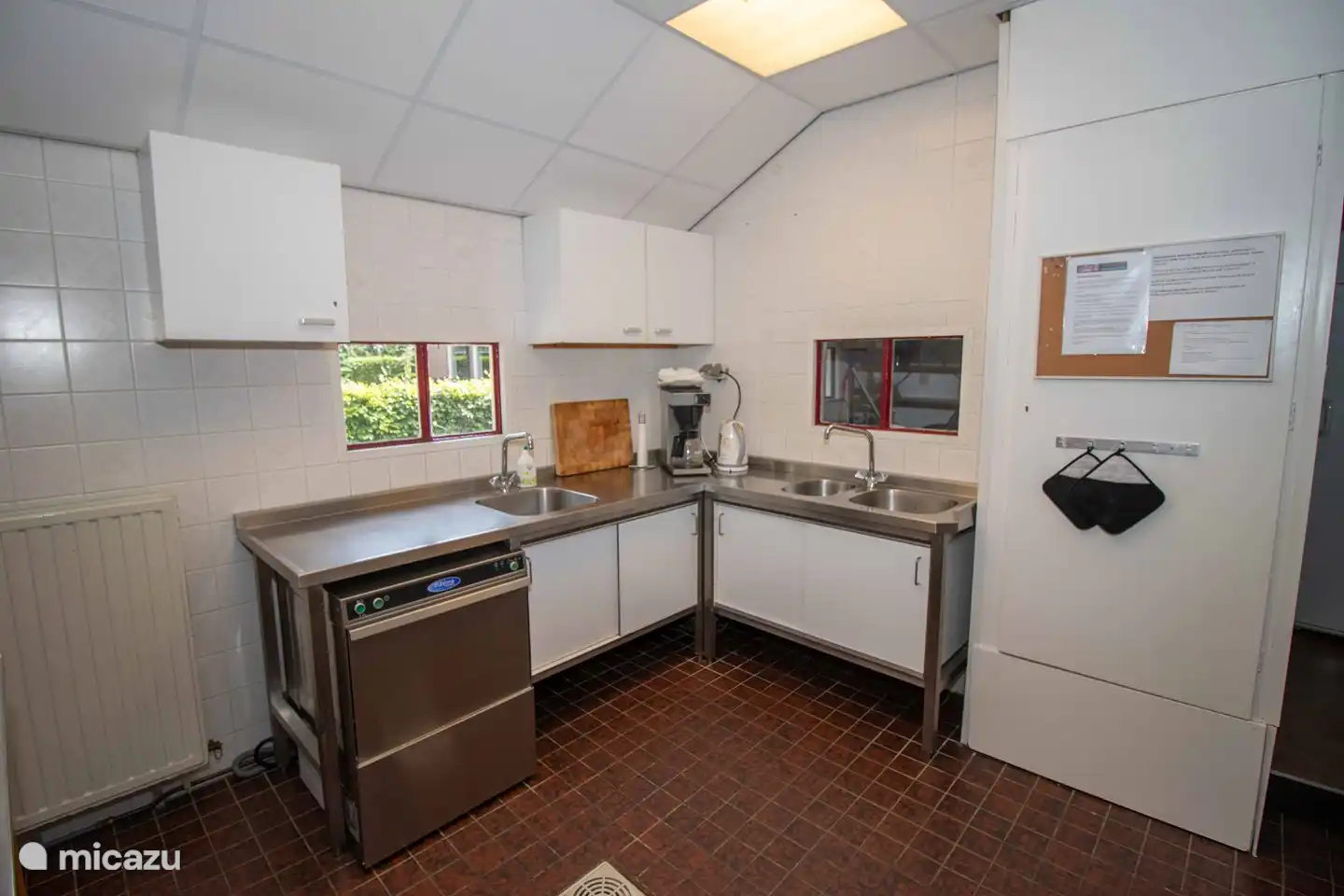 Voll ausgestattete Cateringküche