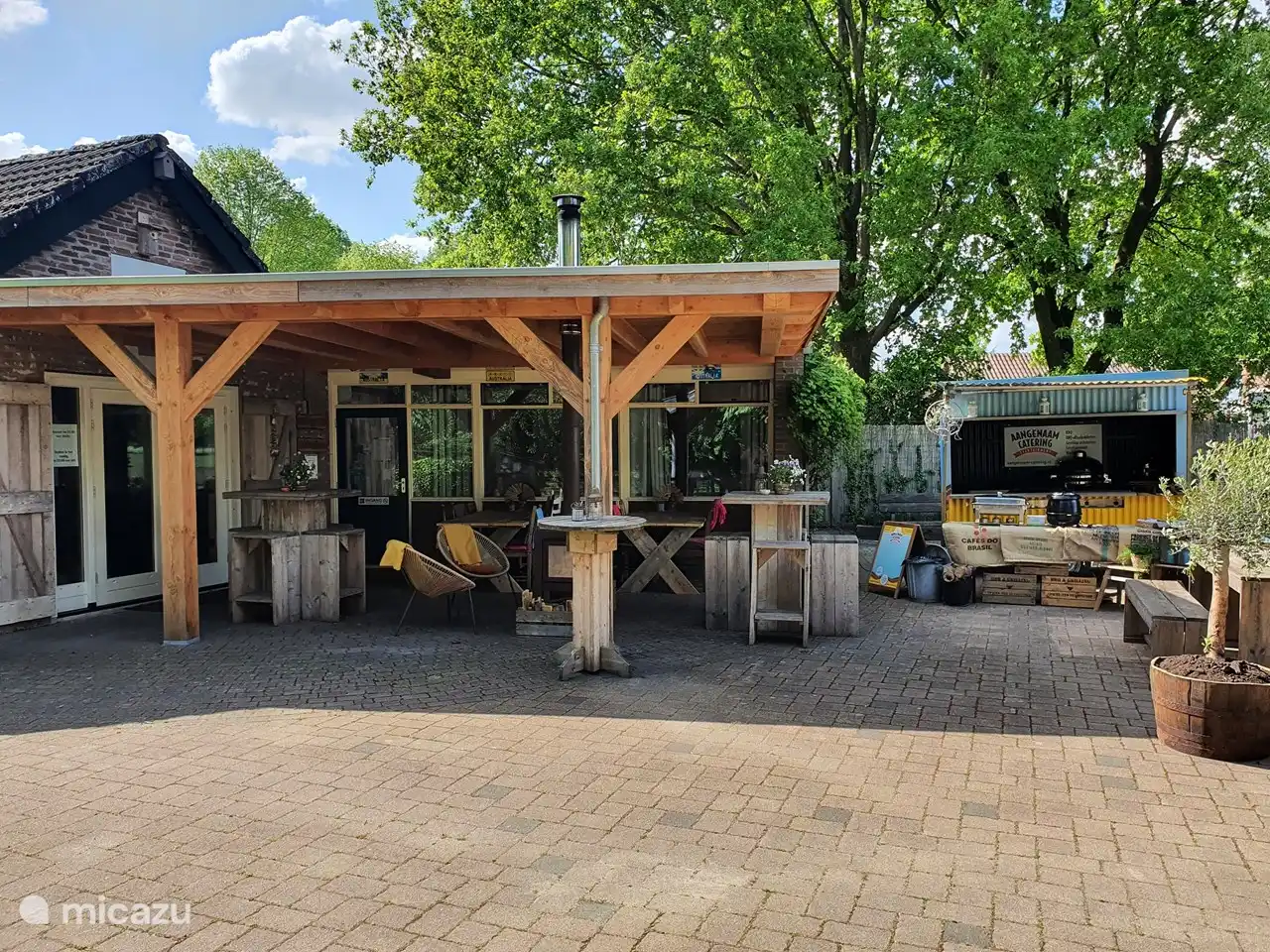 Überdachte Terrasse mit Kamin