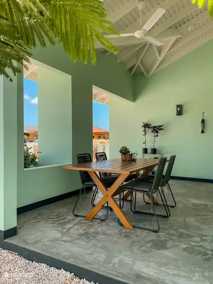 Le porche spacieux avec ventilateur de plafond où vous pourrez vous asseoir confortablement