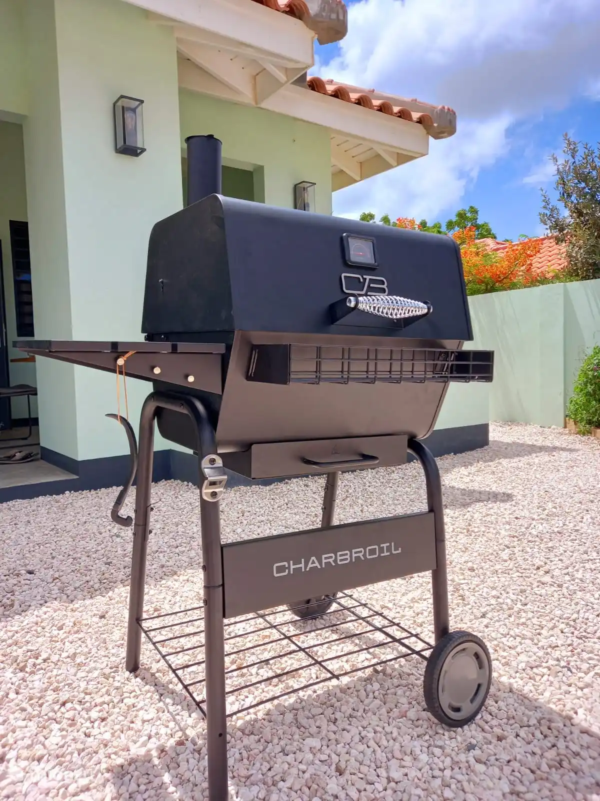 Dans le jardin, vous pouvez utiliser le barbecue à charbon