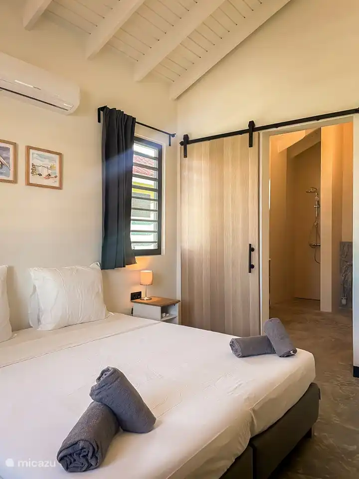 Grande chambre avec salle de bain adjacente