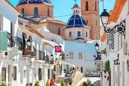 Marchez jusqu'au vieux centre d'Altea
