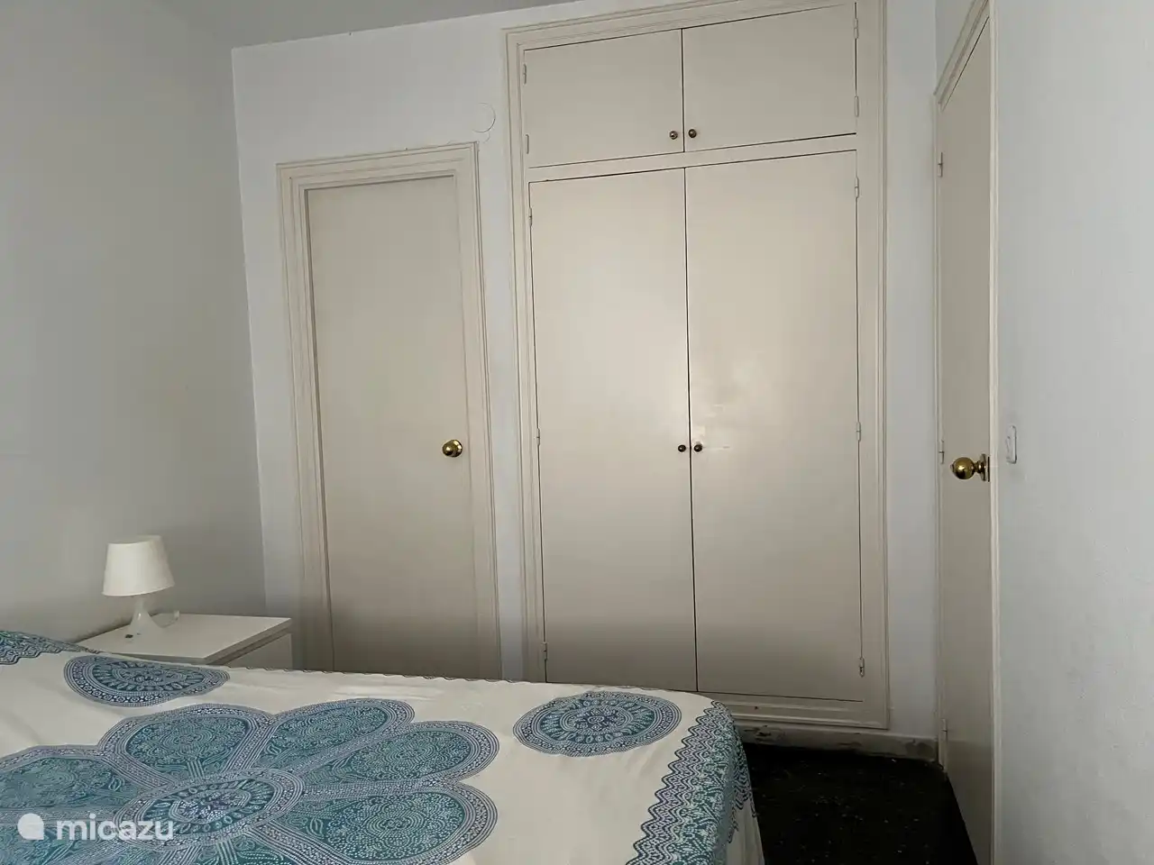 Tür zum Badezimmer vom Hauptschlafzimmer an der Vorderseite 