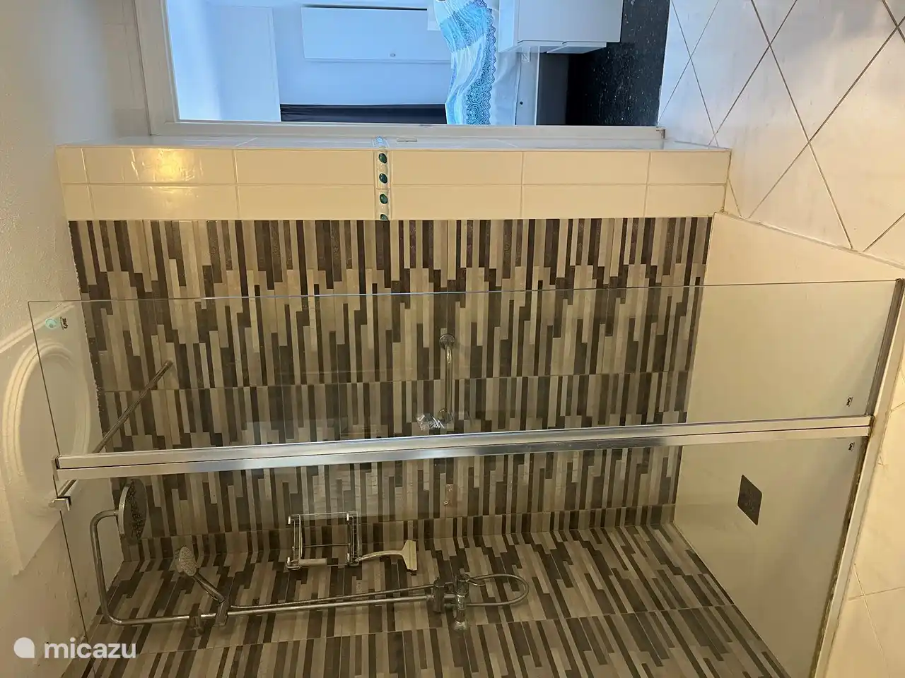 Badezimmer mit Dusche, Waschbecken, Toilette und Waschmaschine