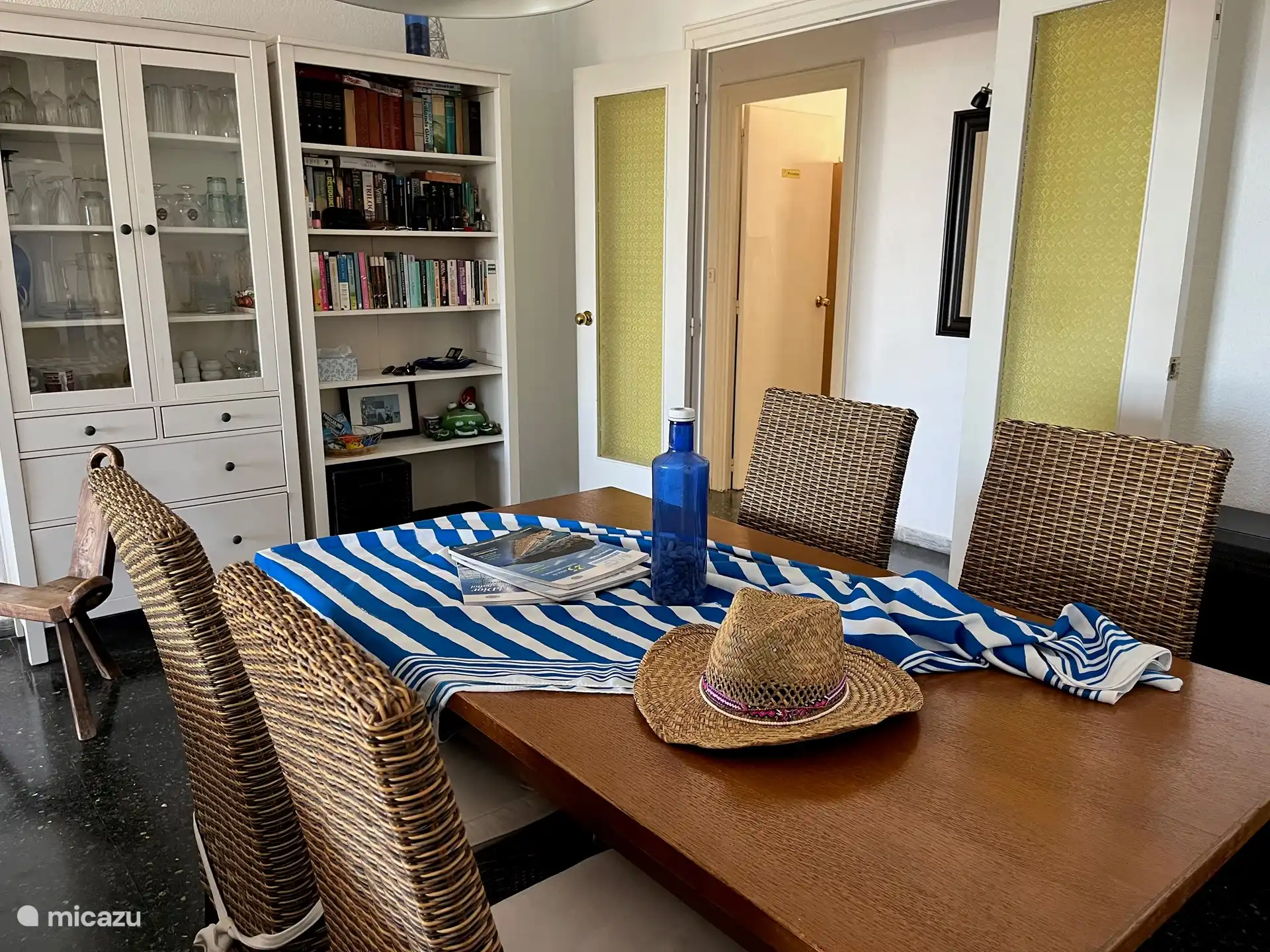 Innenwohnzimmer/Esstisch mit 4 Stühlen/Bücherregal