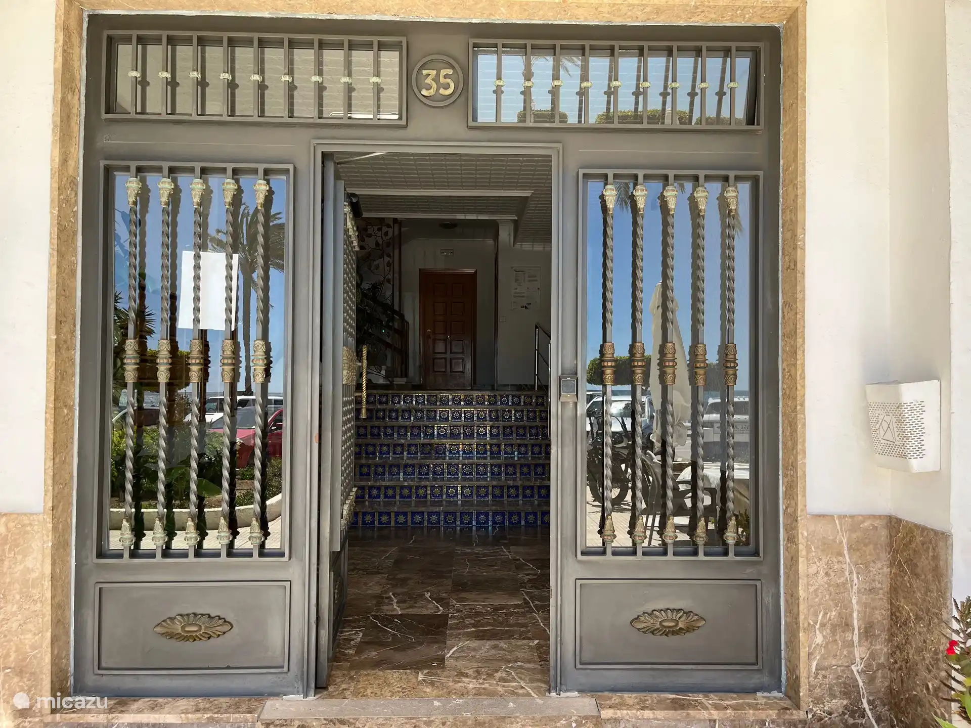 Die Eingangstür des Apartmentkomplexes
Edificio Marysol