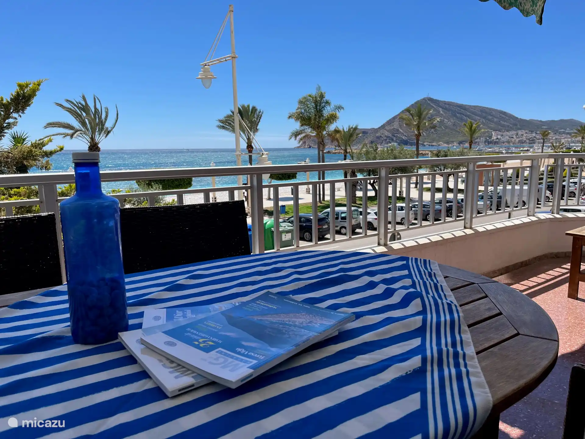 Frühstückstisch auf dem Balkon mit Meerblick
