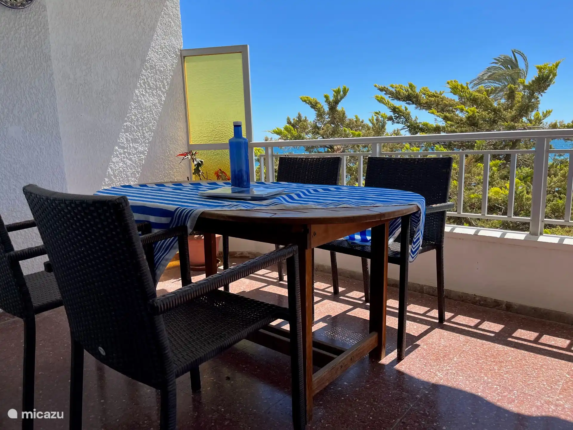 Der Esstisch mit Sitzgelegenheiten für 6 Personen