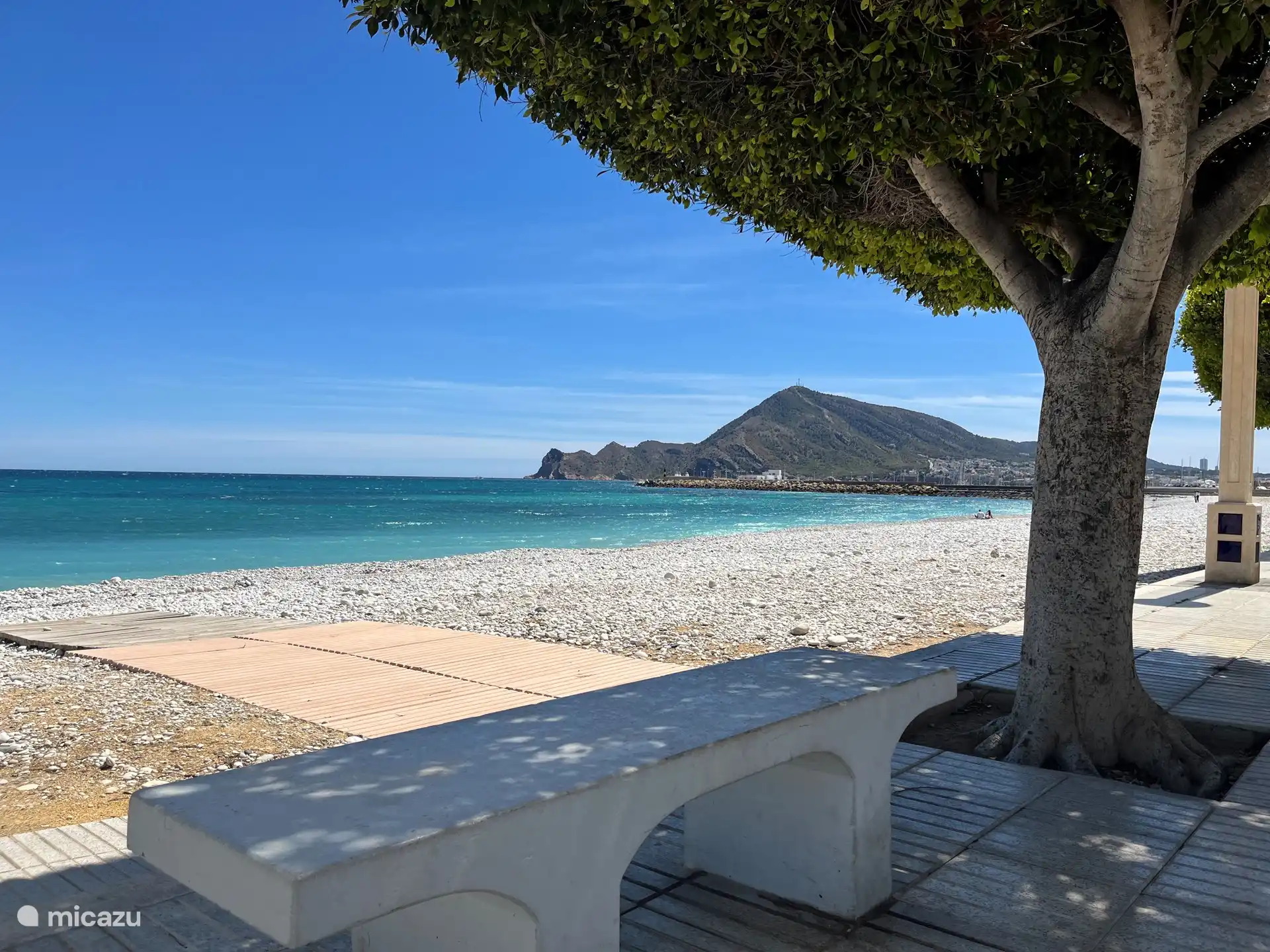 Strand mit Boulevard gegenüber der Wohnung 