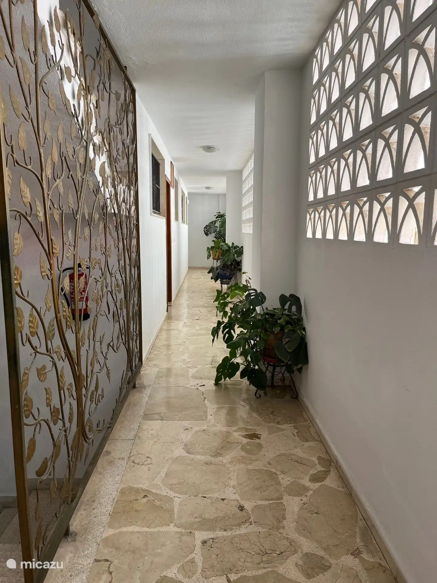 Der Flur im ersten Stock führt zur Wohnung