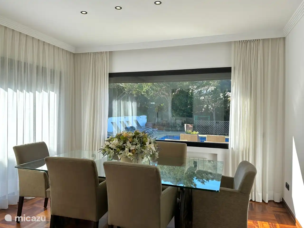 Table de salle à manger avec vue sur la piscine