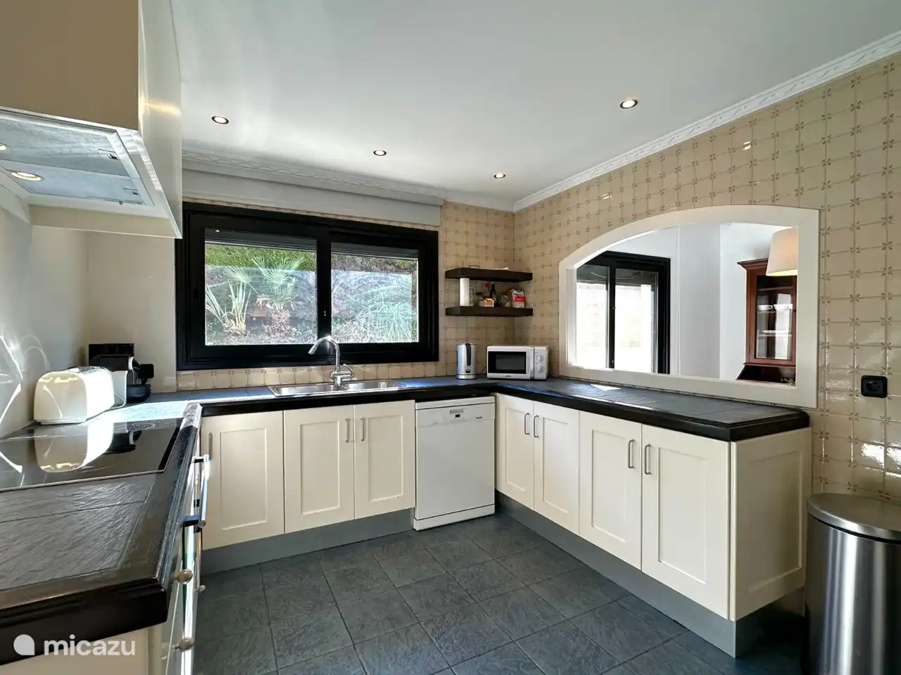 Grande cuisine avec lave-vaisselle et plaque à induction