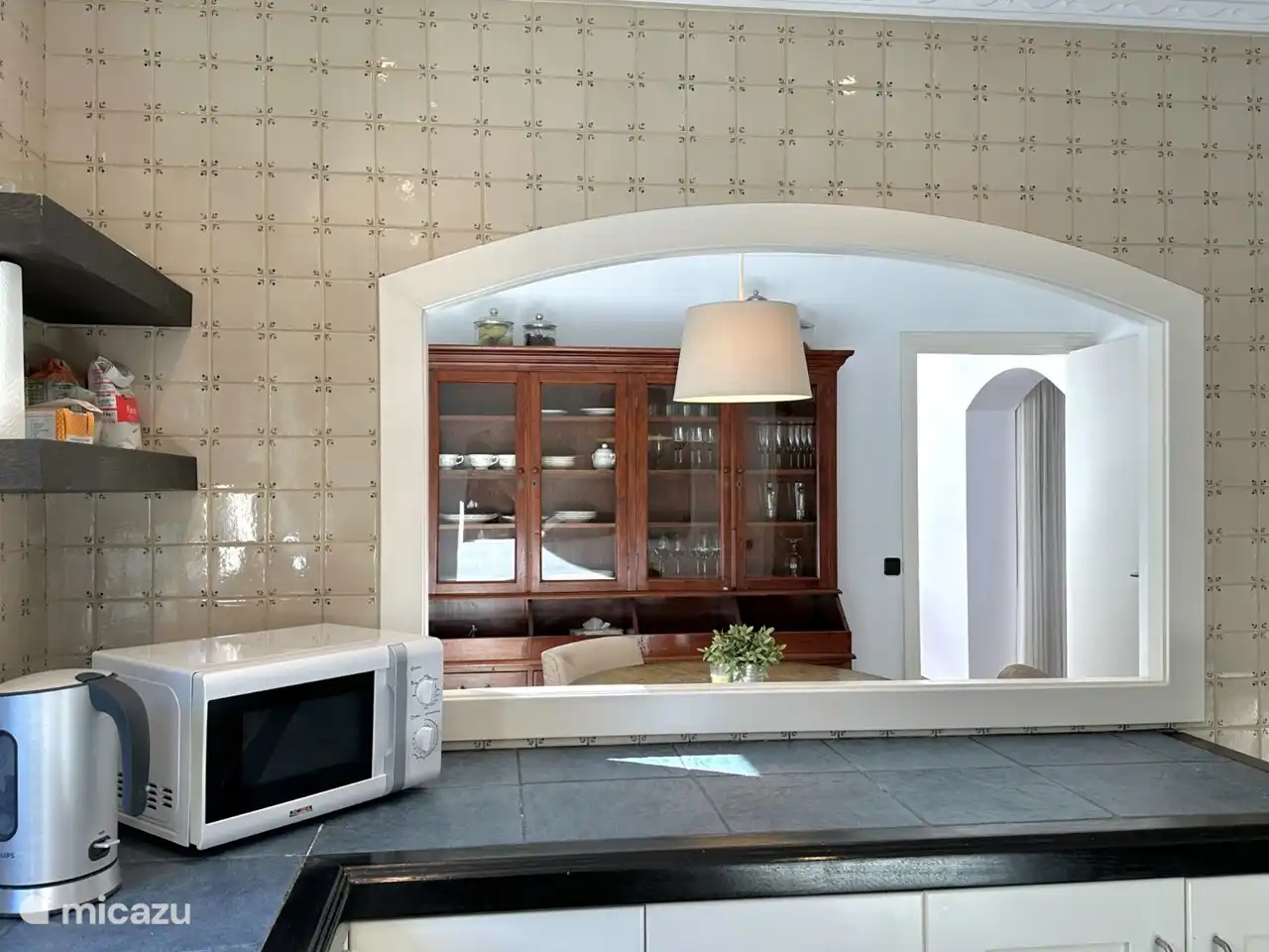 Boire un apéritif dans la salle du petit-déjeuner en cuisinant