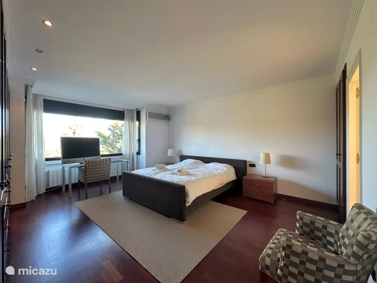 Chambre principale avec climatisation et salle de bain en suite