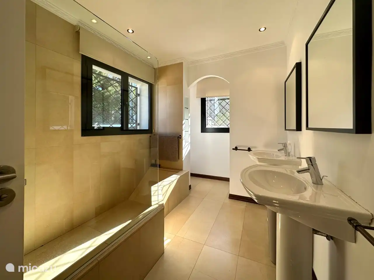 Salle de bain attenante de la chambre principale