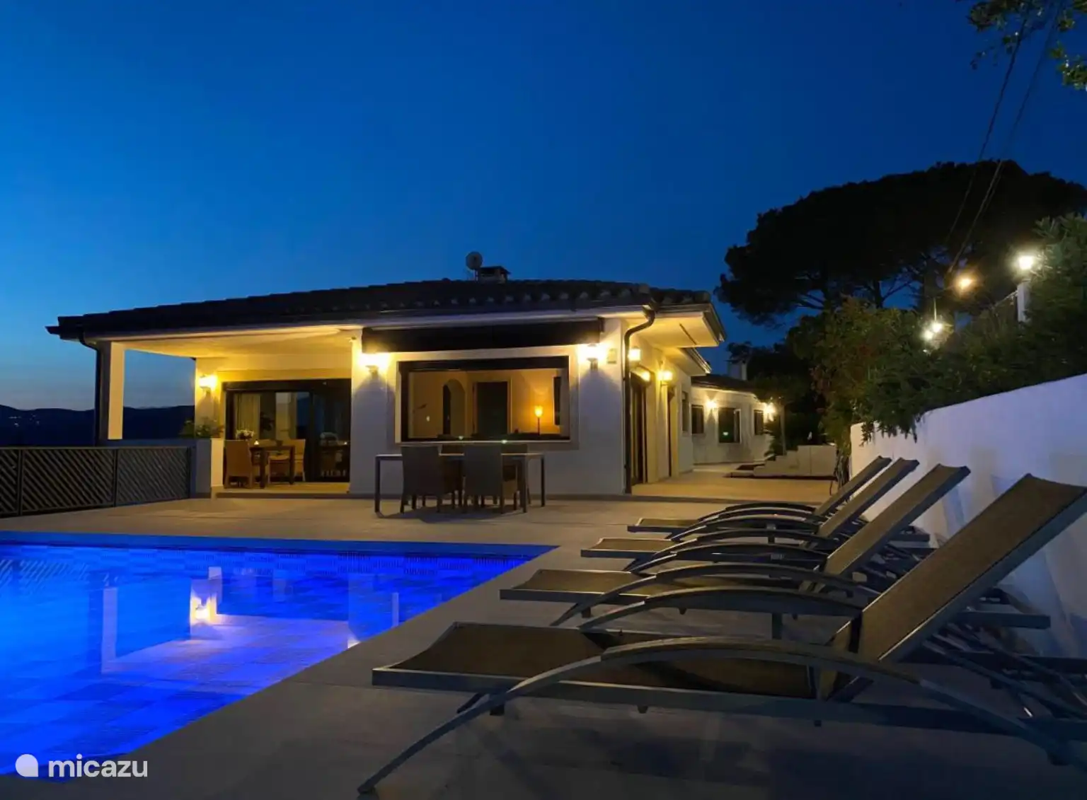 Piscine magnifiquement éclairée pour les douces soirées 