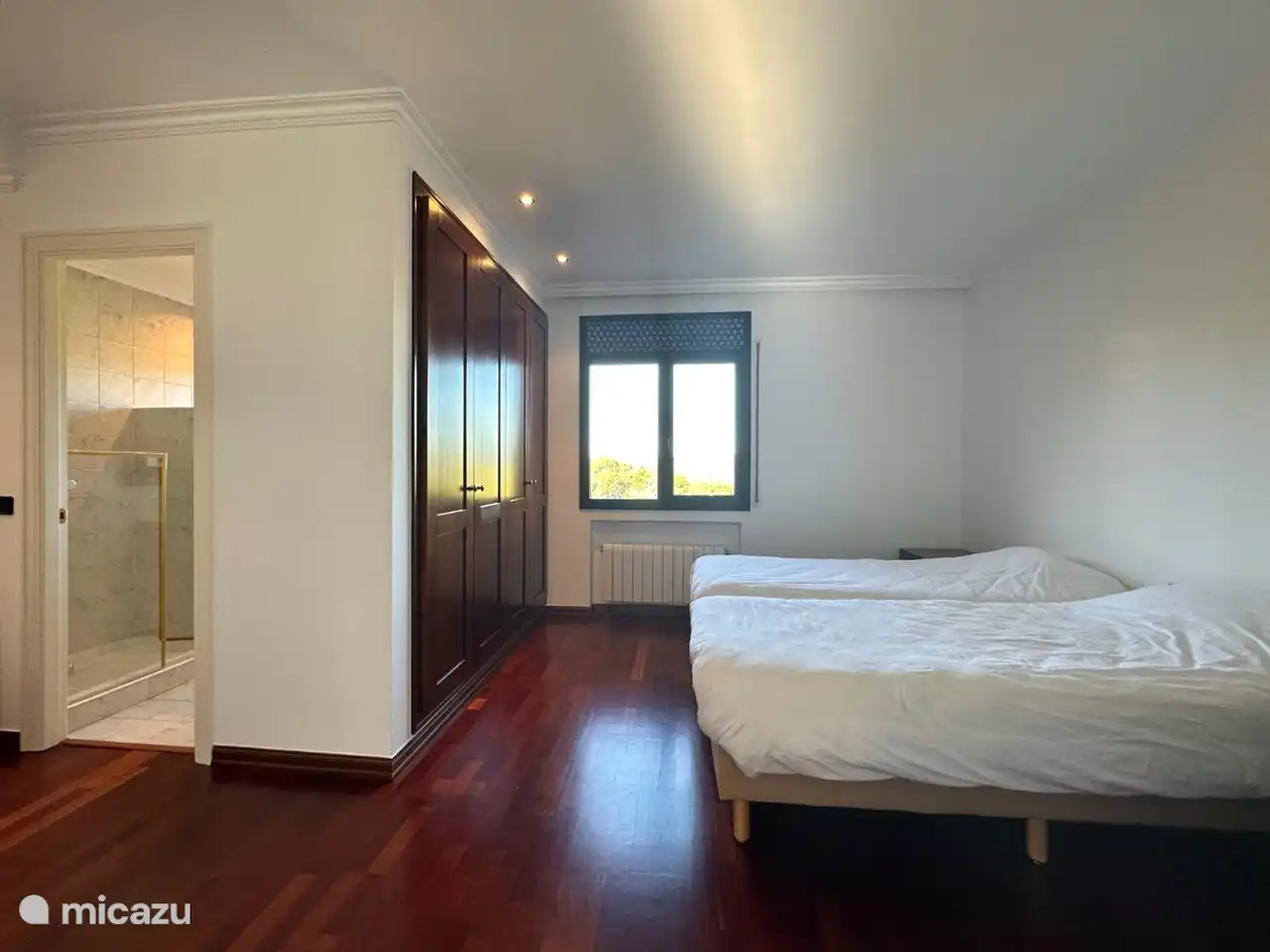 Deuxième chambre avec salle de bain privée