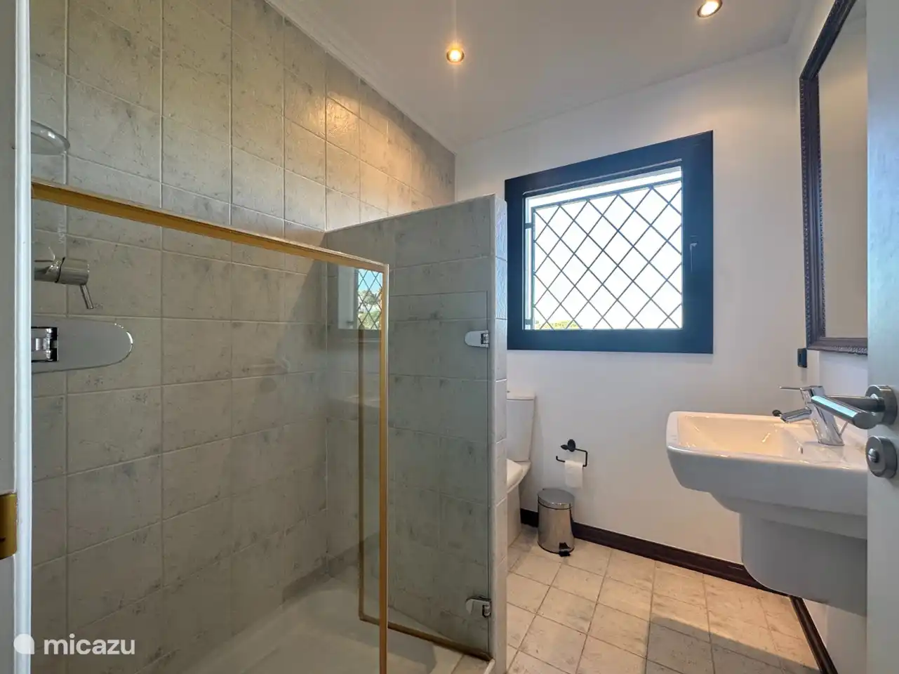 Deuxième salle de bain avec cabine de douche