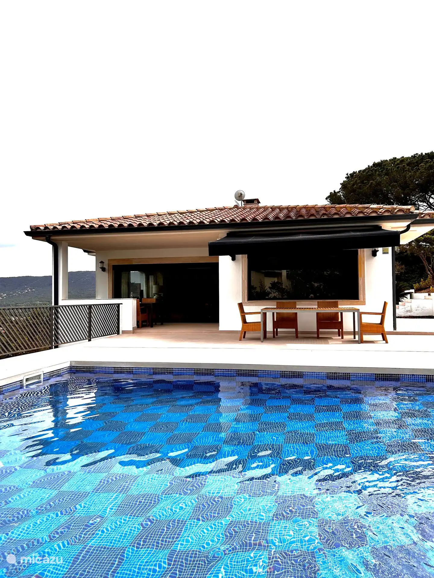 Belle terrasse récemment rénovée autour de la piscine