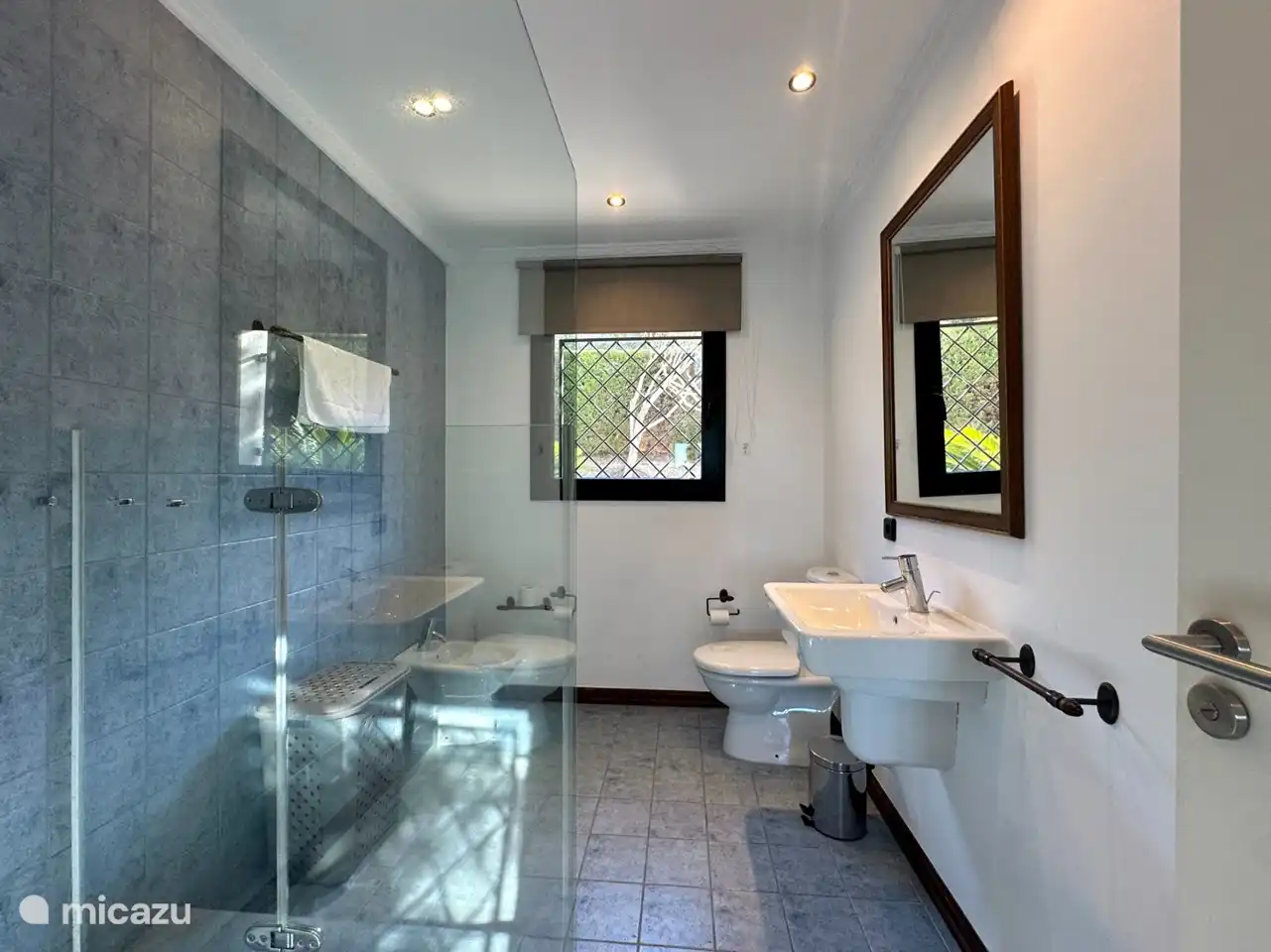 Troisième salle de bain entre deux chambres