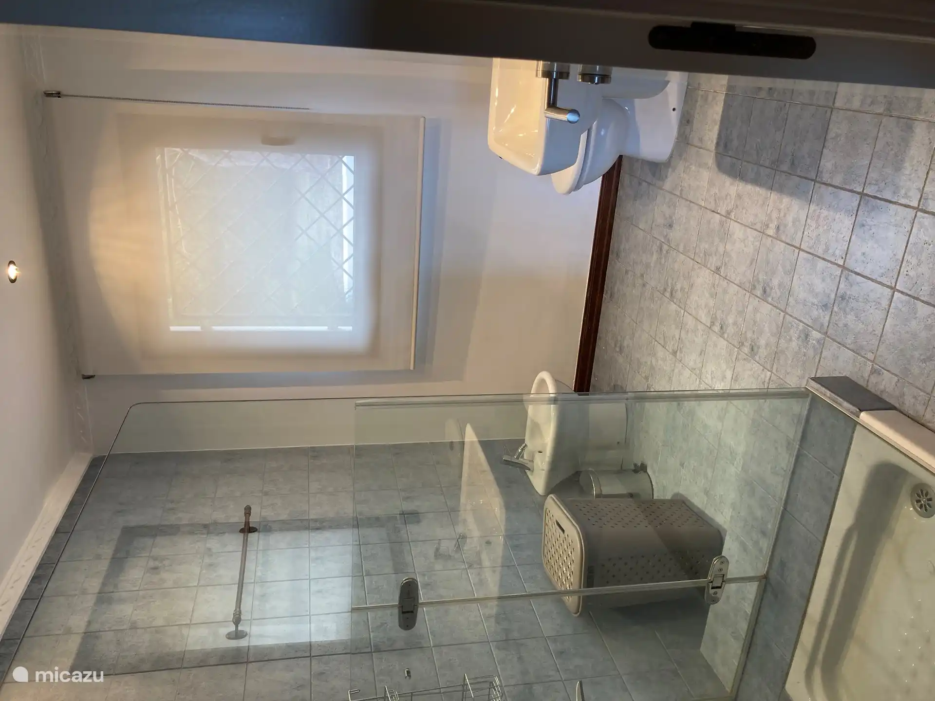 Troisième salle de bain partagée