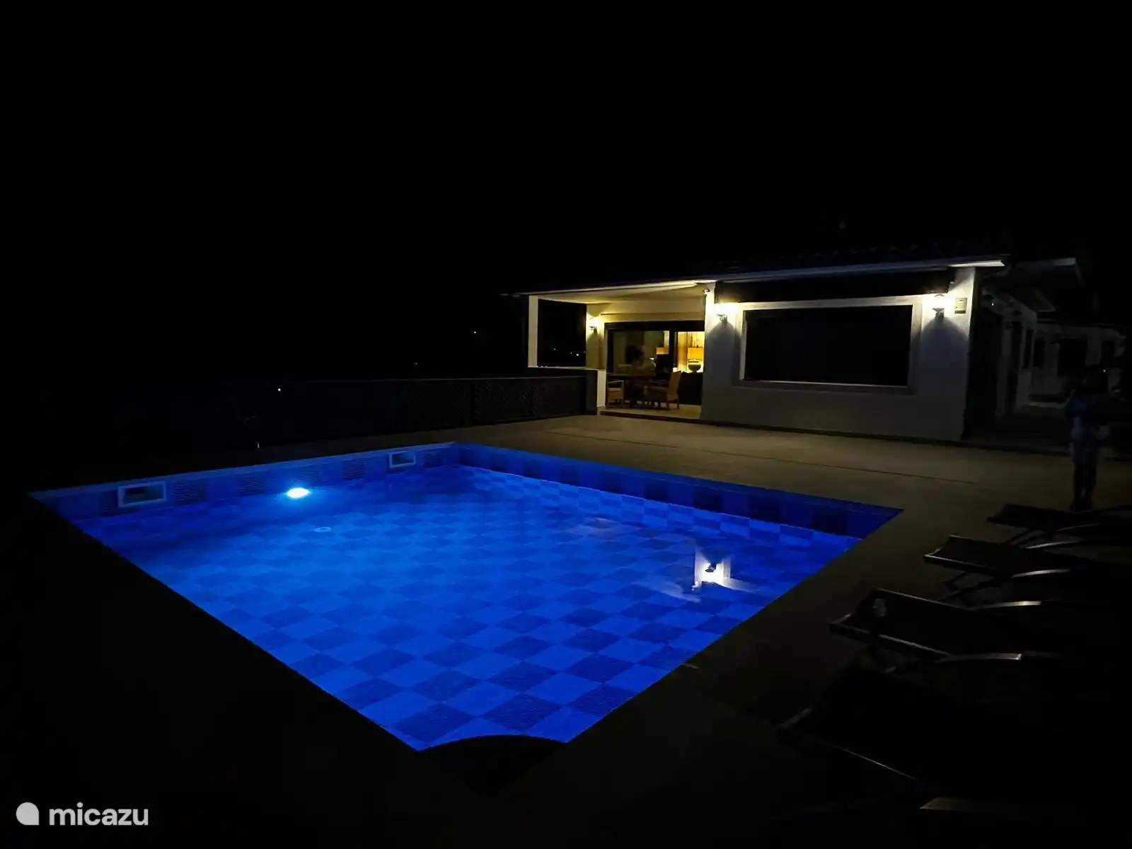  Piscine éclairée pour d'agréables soirées d'été